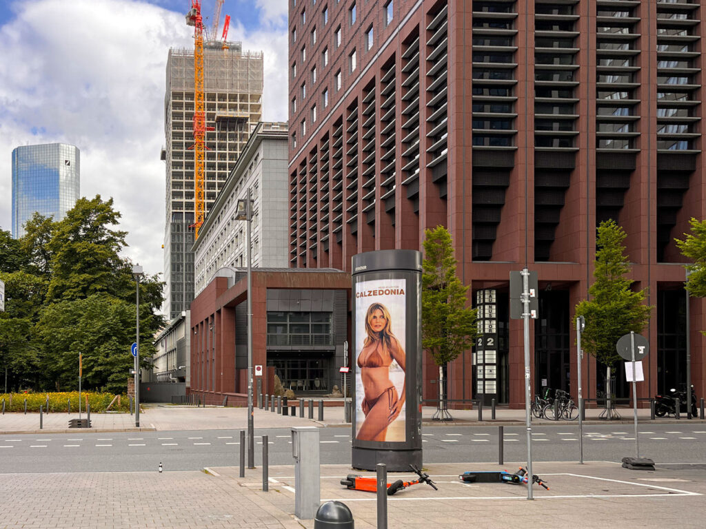 Stadtbilder Frankfurt – Plakatwerbung von Calzedonia mit Heidi Klum