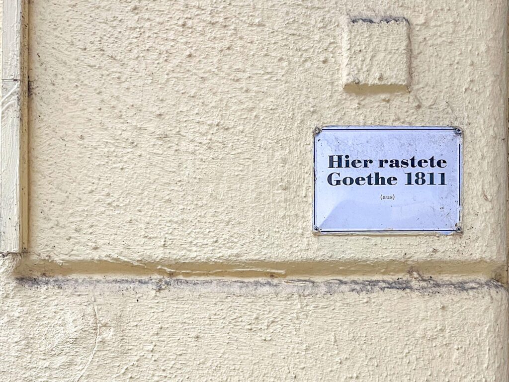 Schild: „Hier rastete Goethe 1811 (aus)" in der Berger Straße
