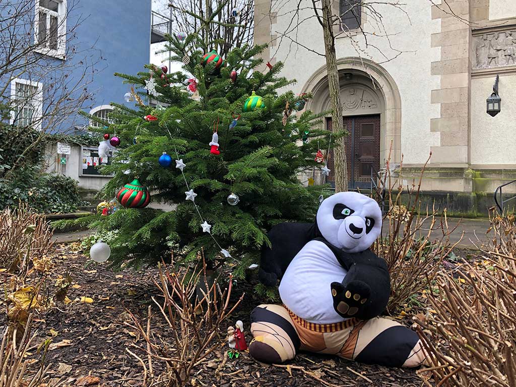 Stadtbilder Frankfurt - Großes Kung-Fu-Panda-Stoftier vor einem Weihnachtsbaum