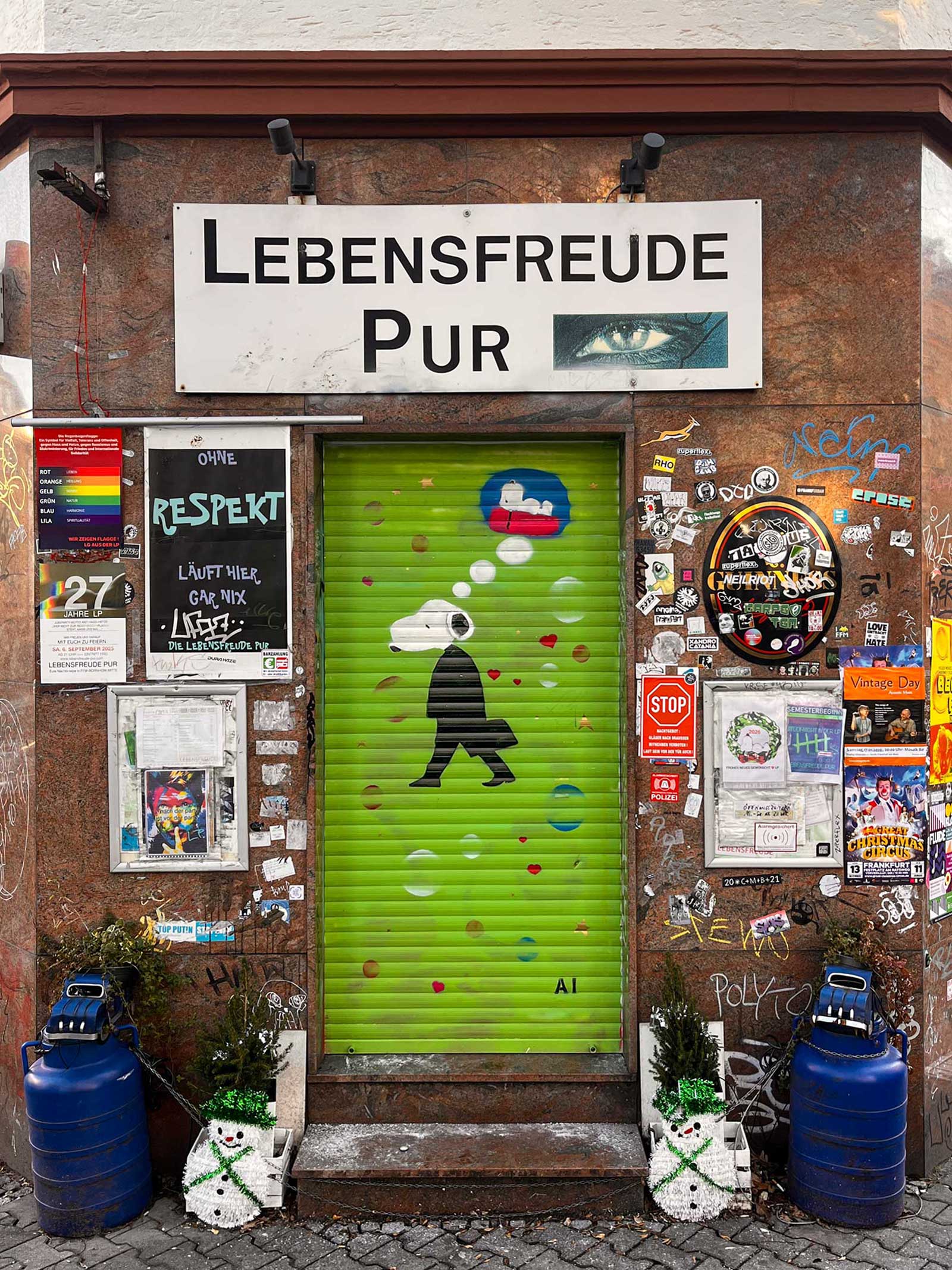 Stadtbilder Frankfurt – Tür-Rolladen mit Snoopy bei der Lebensfreude Pur