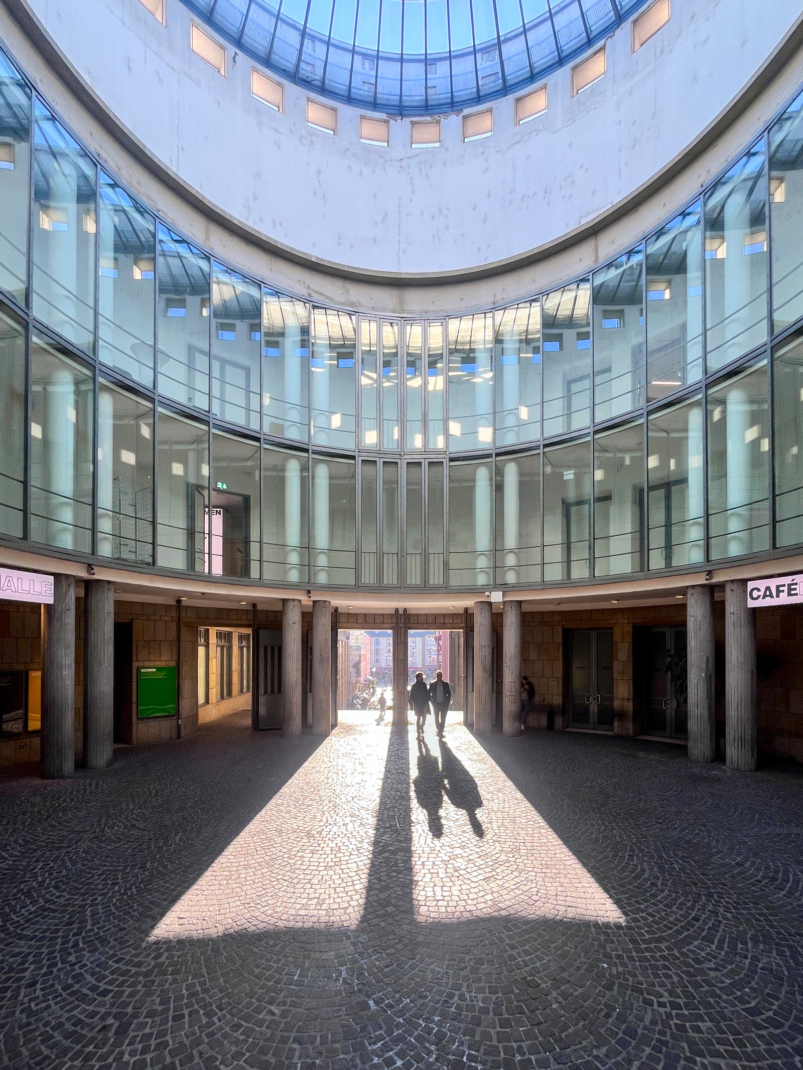 Licht und Schatten in der Rotunde der Schirn Kunsthalle in Frankfurt