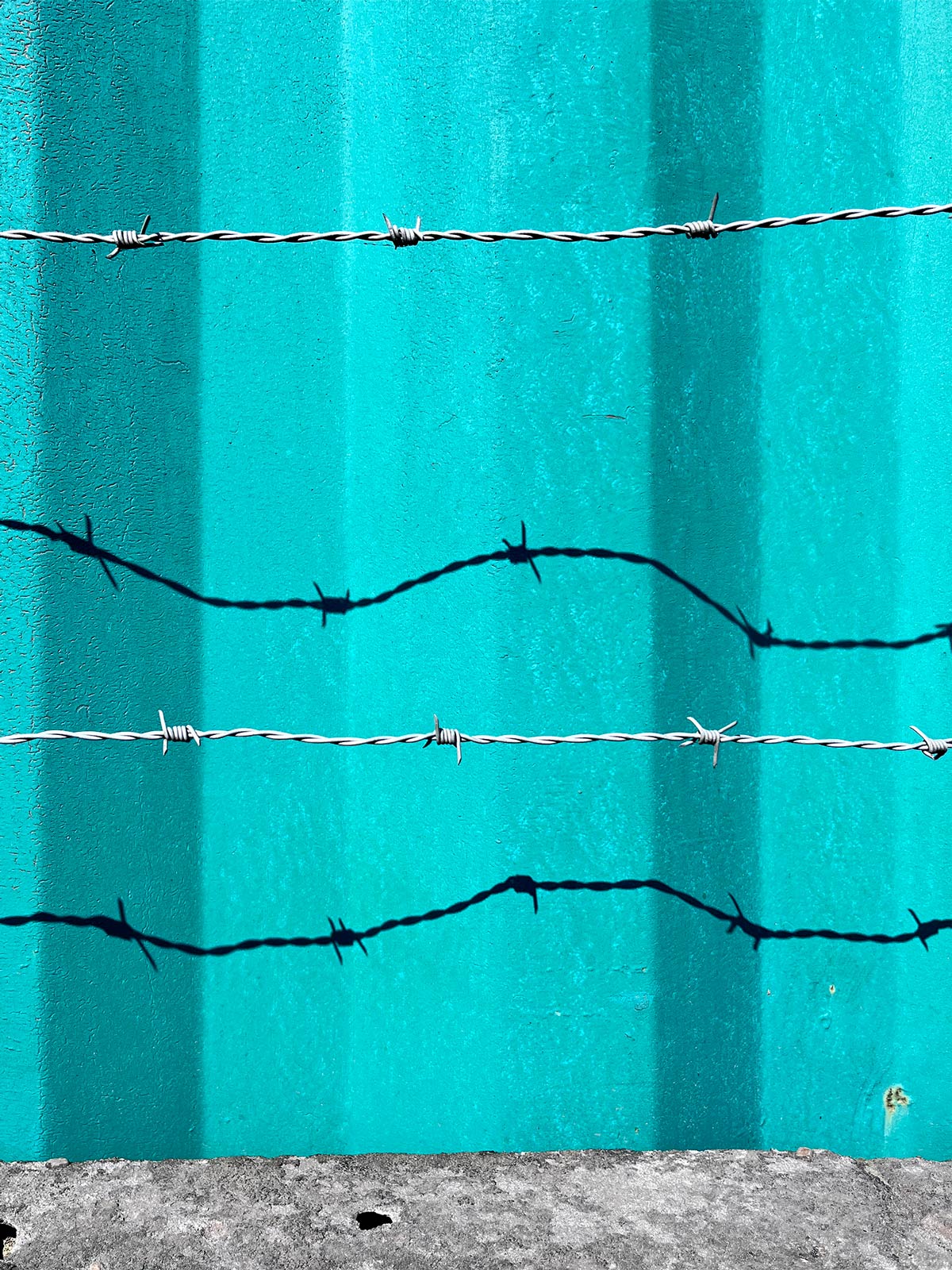 Licht und Schatten mit Wellblech und Stacheldraht