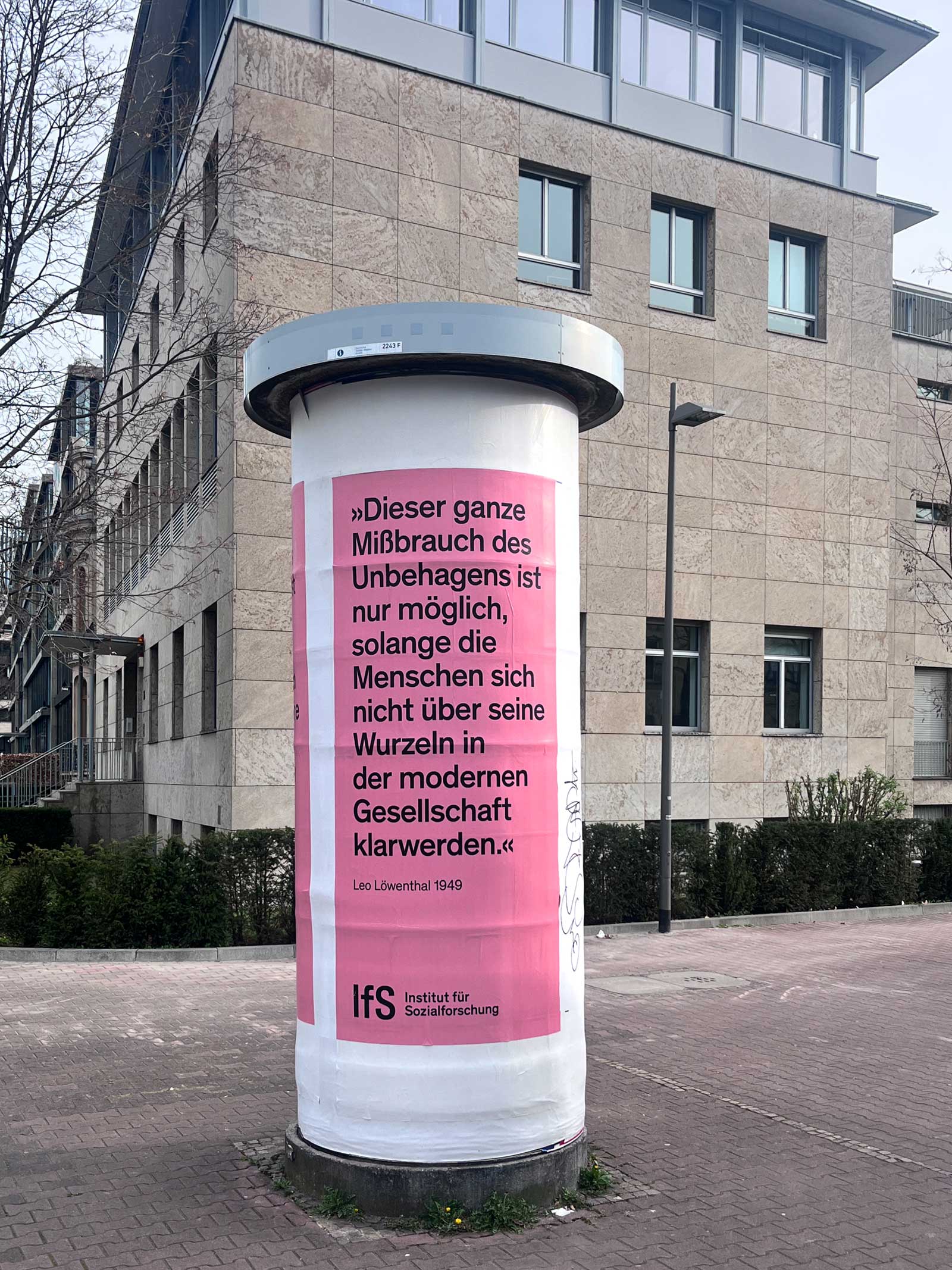 Litfasssäule mit Plakatierung des IfS: „Dieser ganze Mißbrauch des Unbehagens ist nur möglich …“