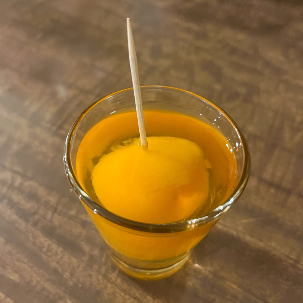 Mispelchen trinken in der Gaststätte Weida in Frankfurt-Bornheim