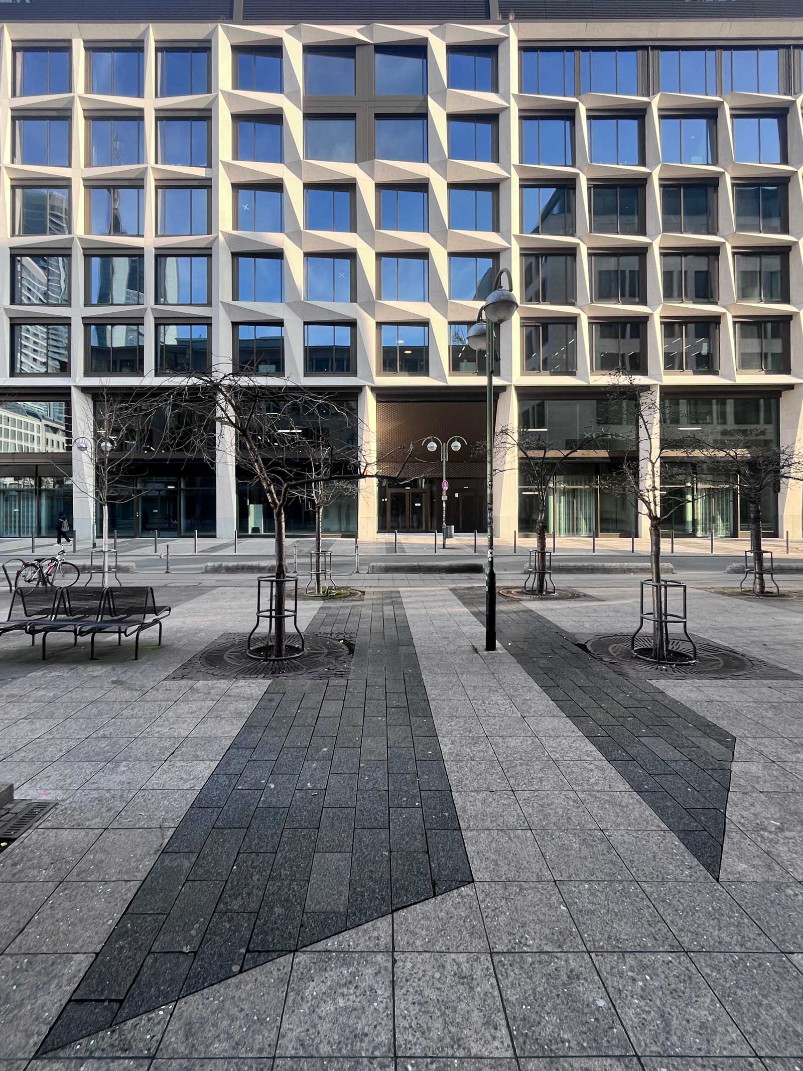 Neubau „Taurus“ und geometrische Formen im Gehweg in Frankfurt
