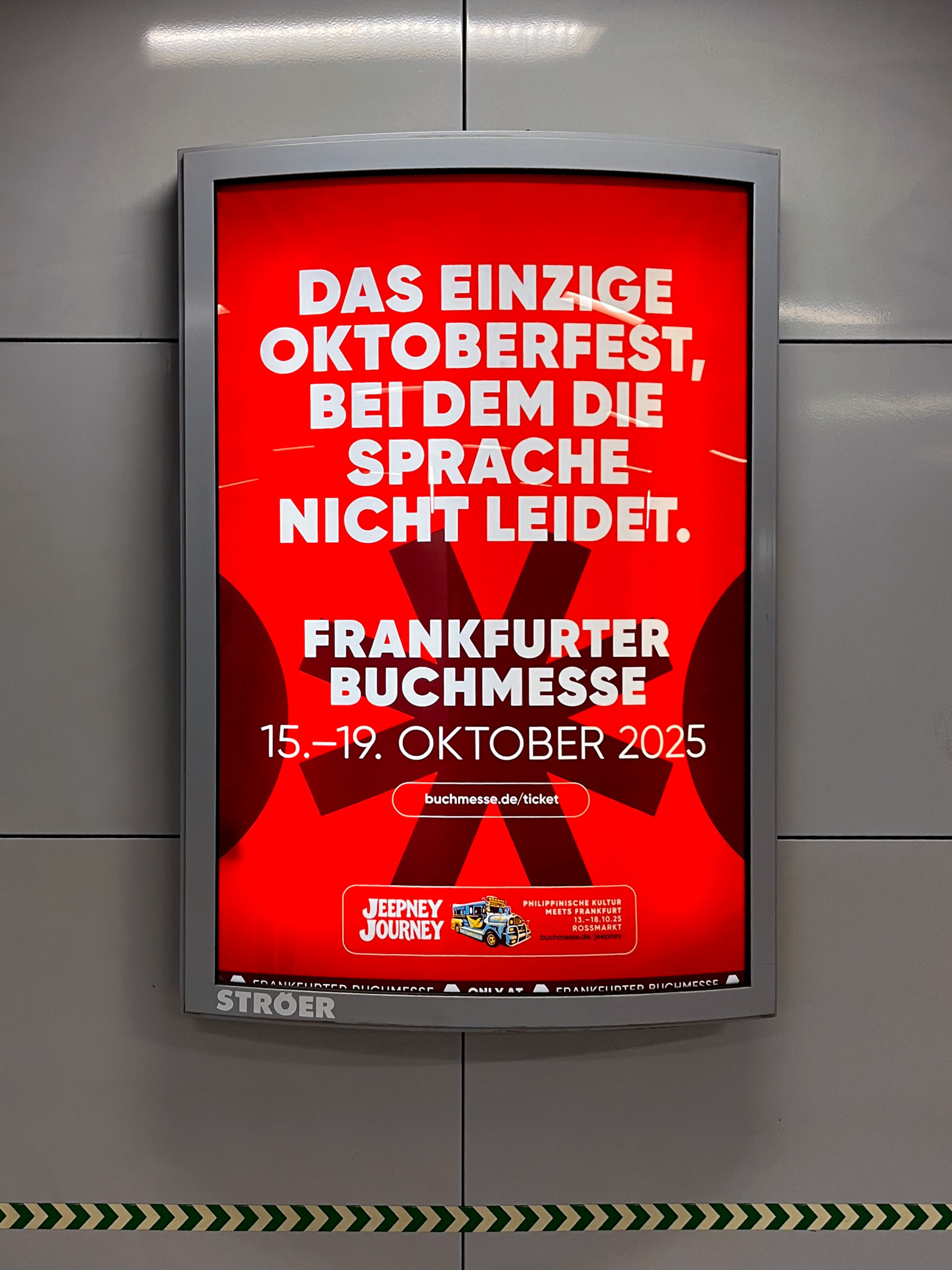 Stadtbilder Frankfurt - Plakat zur Frankfurter Buchmesse: Das einzige Oktoberfest, bei dem die Sprache nicht leidet,