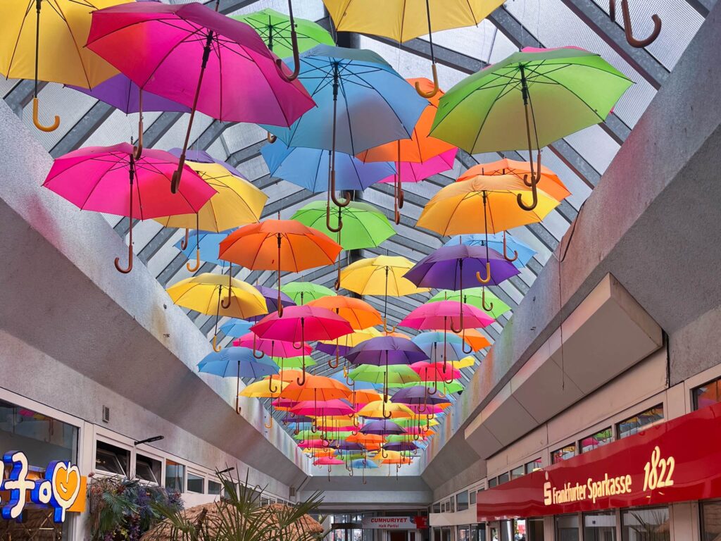 Stadtbilder Frankfurt - Regenschirm-Installation in einer Ladengalerie in Bockenheim