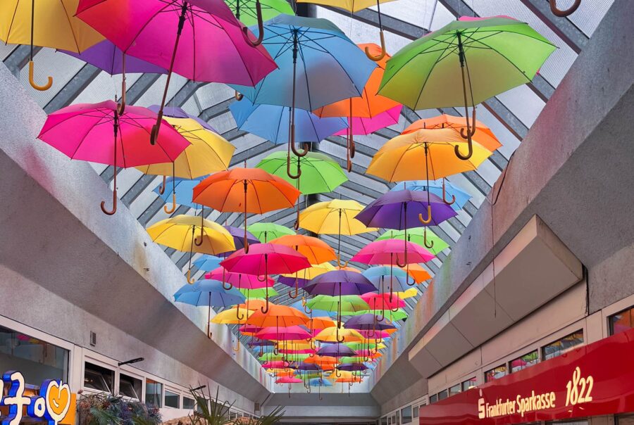 Stadtbilder Frankfurt - Regenschirm-Installation in einer Ladengalerie in Bockenheim