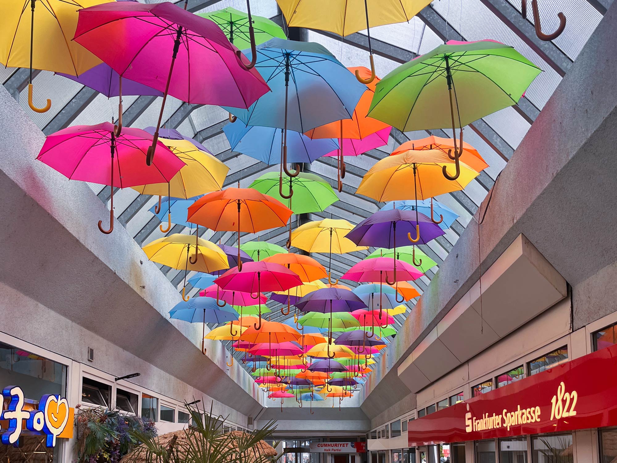 Stadtbilder Frankfurt - Regenschirm-Installation in einer Ladengalerie in Bockenheim