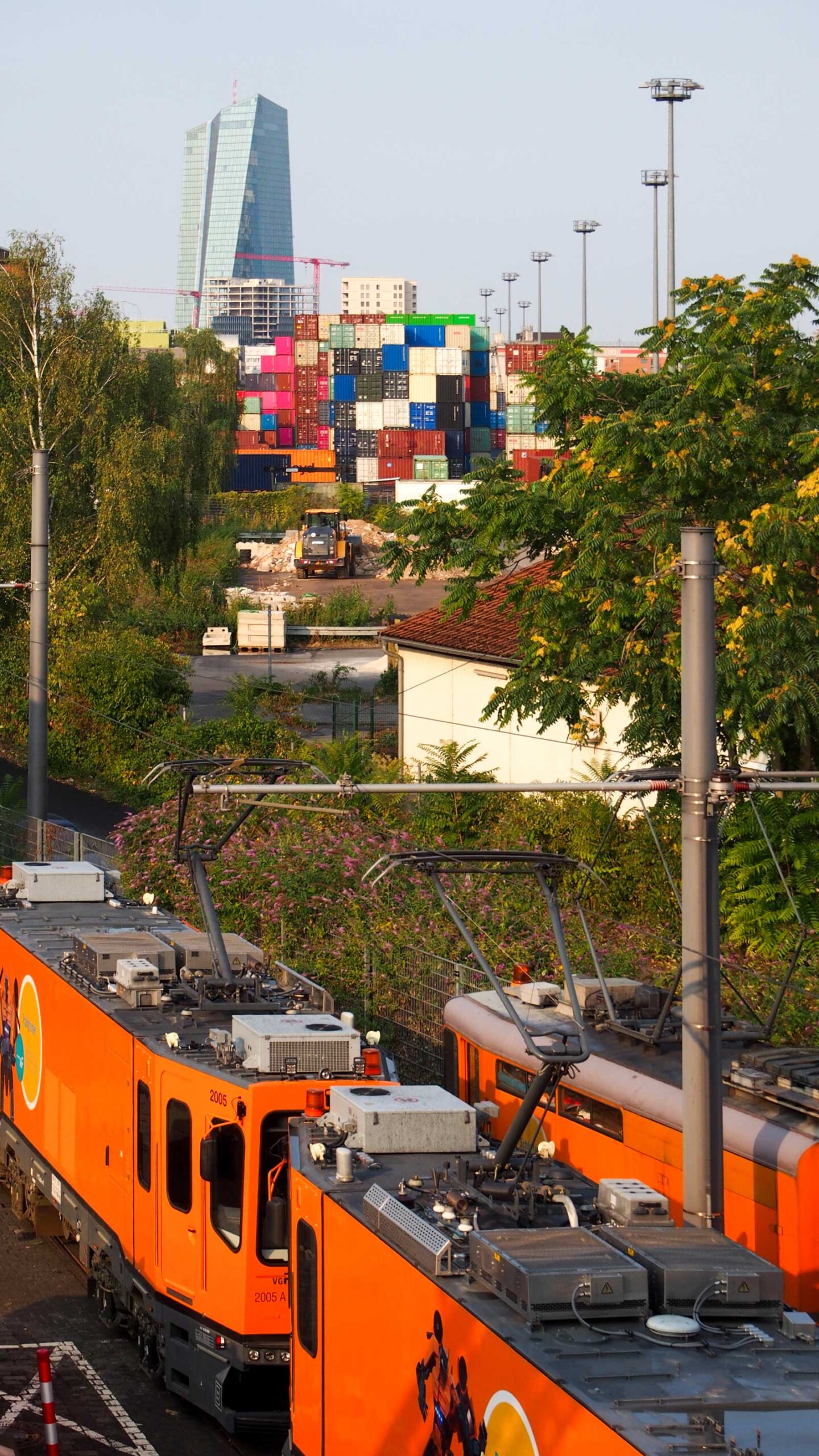 Stadtbilder Frankfurt – Vorne Riederhöfe, hinten DUSS-Terminal