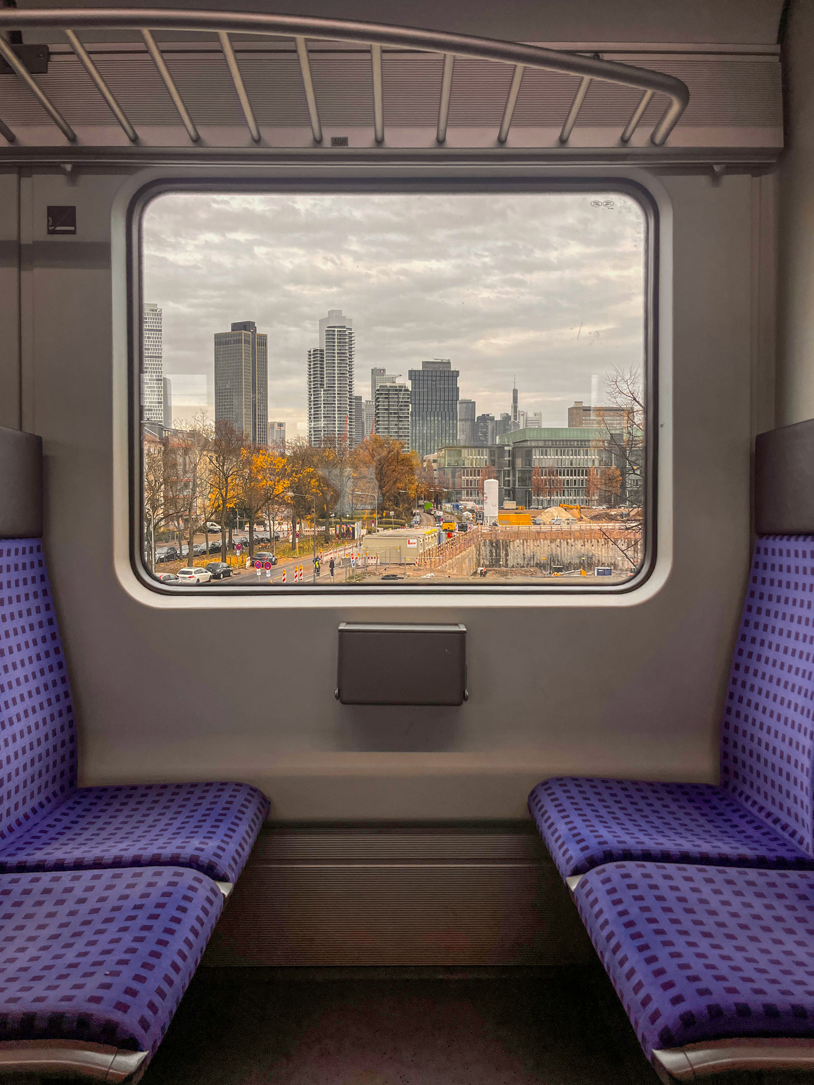 Stadtbilder Frankfurt – S-Bahn-Fenster-Ausblick auf das ehemalige Zeitungsviertel