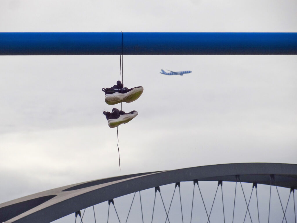 Shoefiti am Frankfurter Osthafen