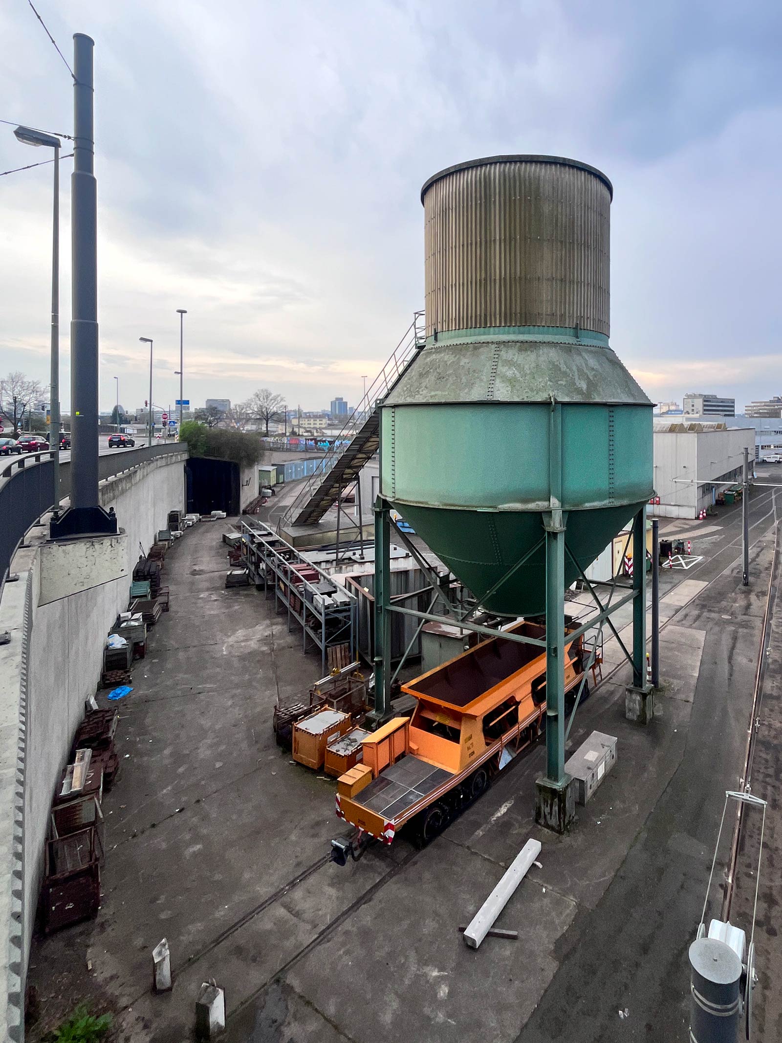 Silo an der Ratswegbrücke in Frankfurt