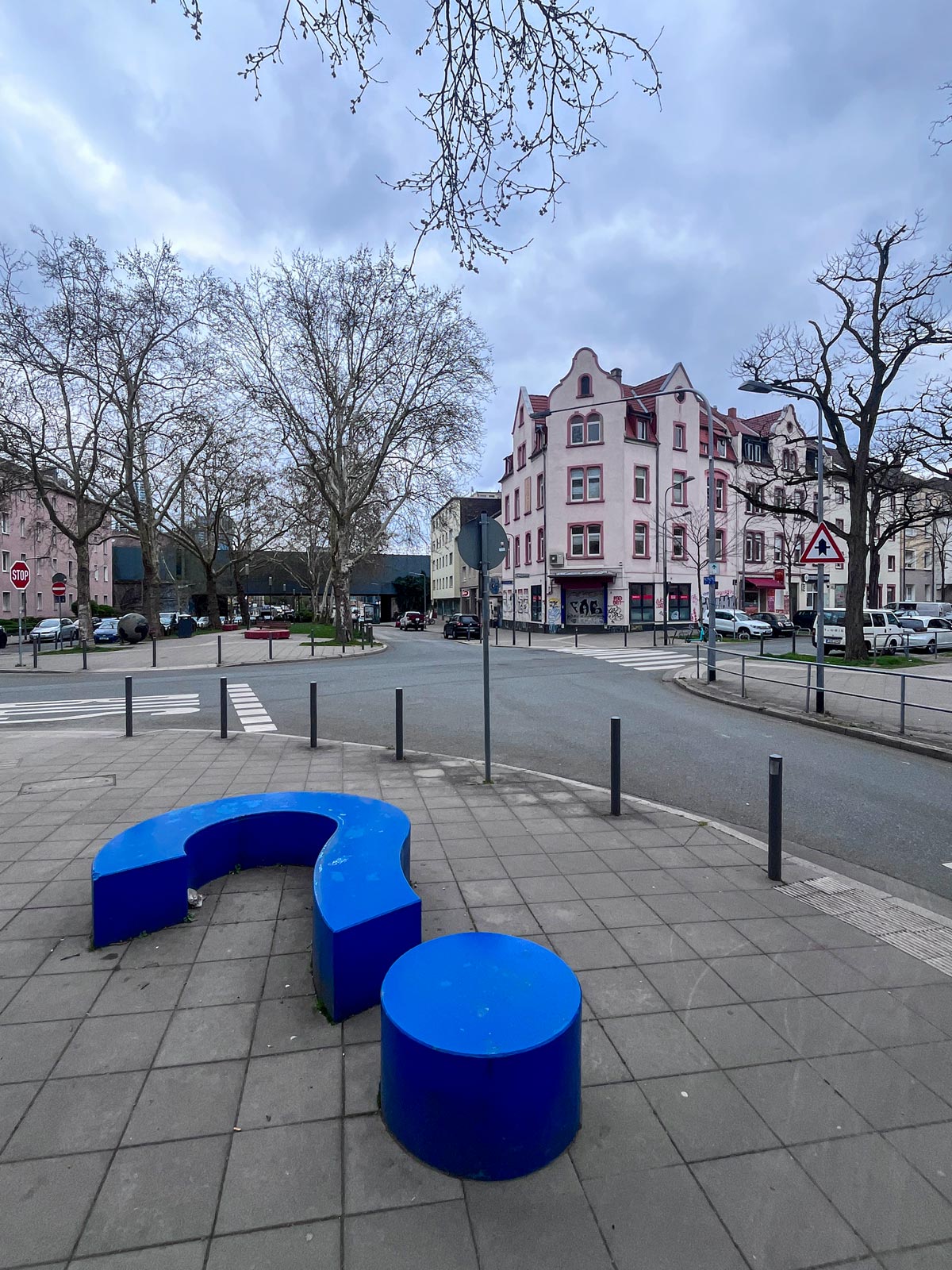Sitzbank in Form eines blauen Fragezeichens im Frankfurter Gallus