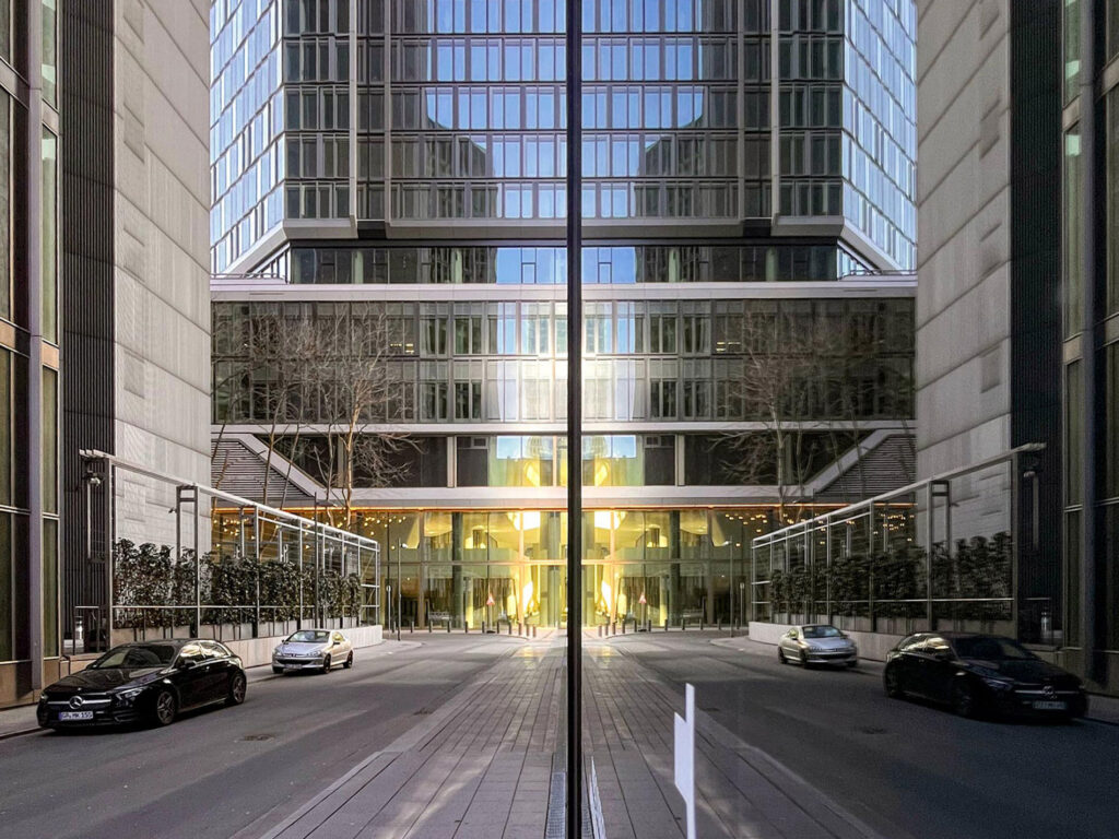 Stadtbilder Frankfurt – Spiegelung mit Blick auf den „Frankfurt Four"-Gebäudekomplex