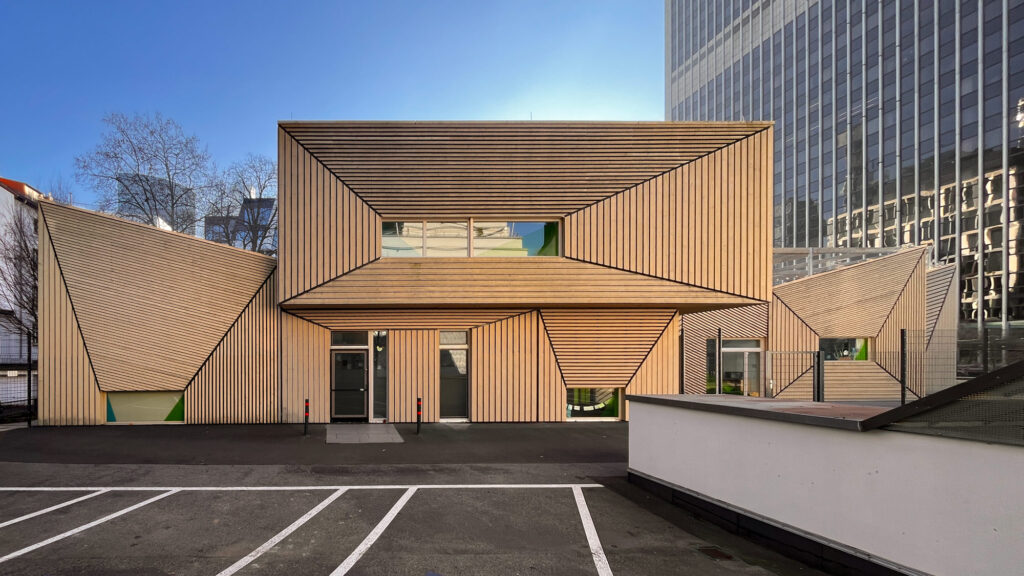 Stadtbilder Frankfurt – Temporäre Kindertagesstätte in Holztafelkonstruktion von TEk TO NIK