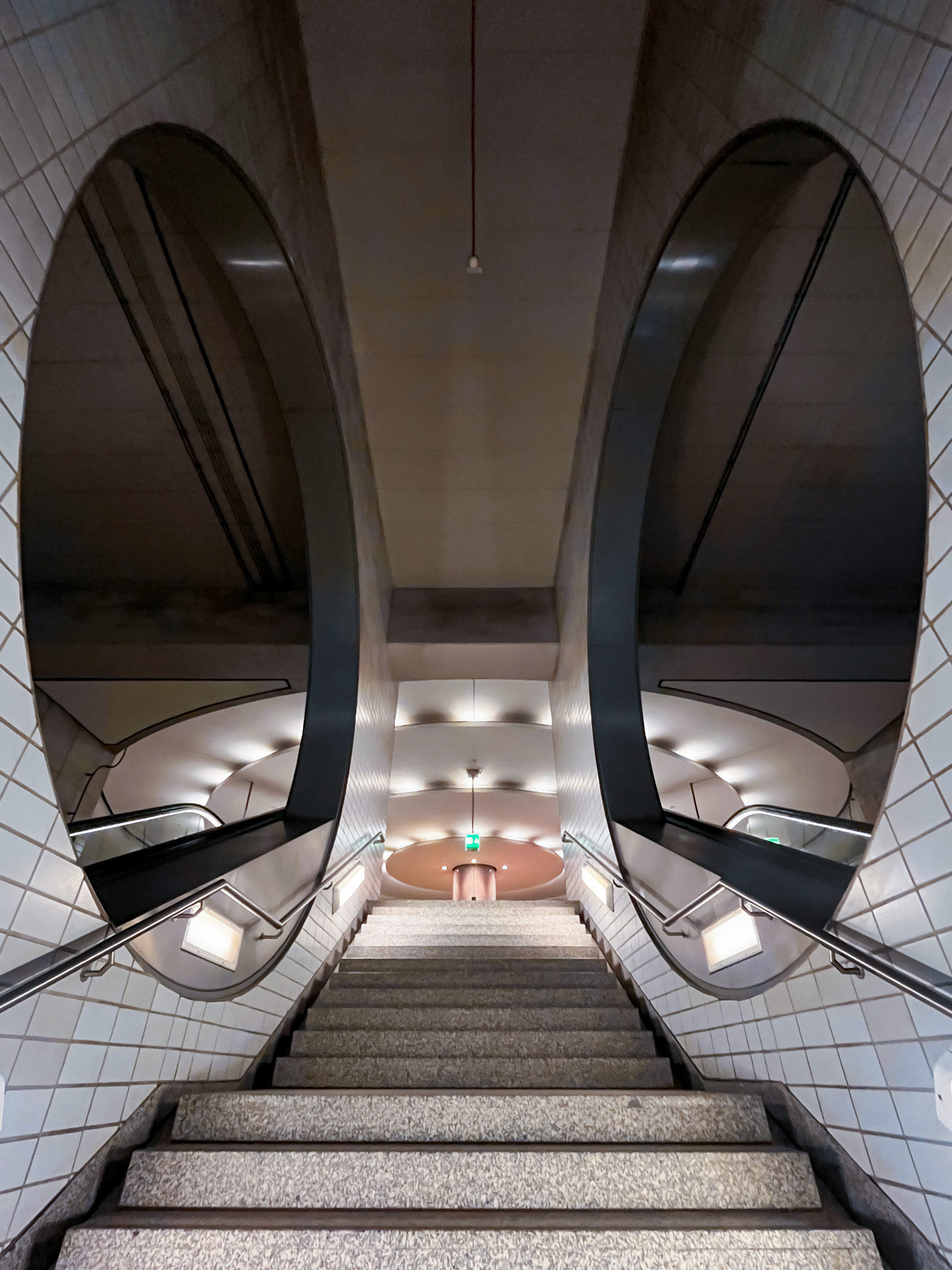 Stadtbilder Frankfurt – Treppenaufgang in der U-Bahn-Station „Bockenheimer Warte“