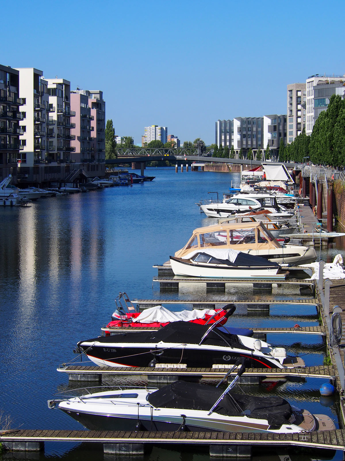 Stadtbilder Frankfurt – Boote am Westhafen