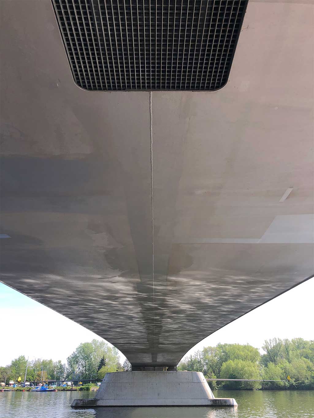 Wasserspiegelung an der Carl Ulrich Brücke
