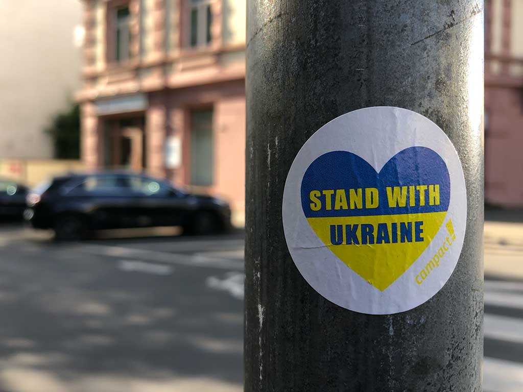 Campact-Aufkleber „Stand with Ukraine"