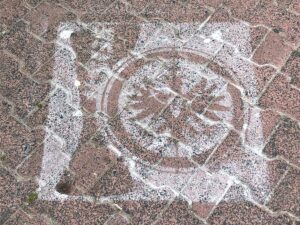 Stencil auf dem Boden zeigt Eintracht-Wappen und gewonnenen Pokal