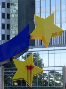Sterne der Euro-Skulptur am Willy-Brandt-Platz