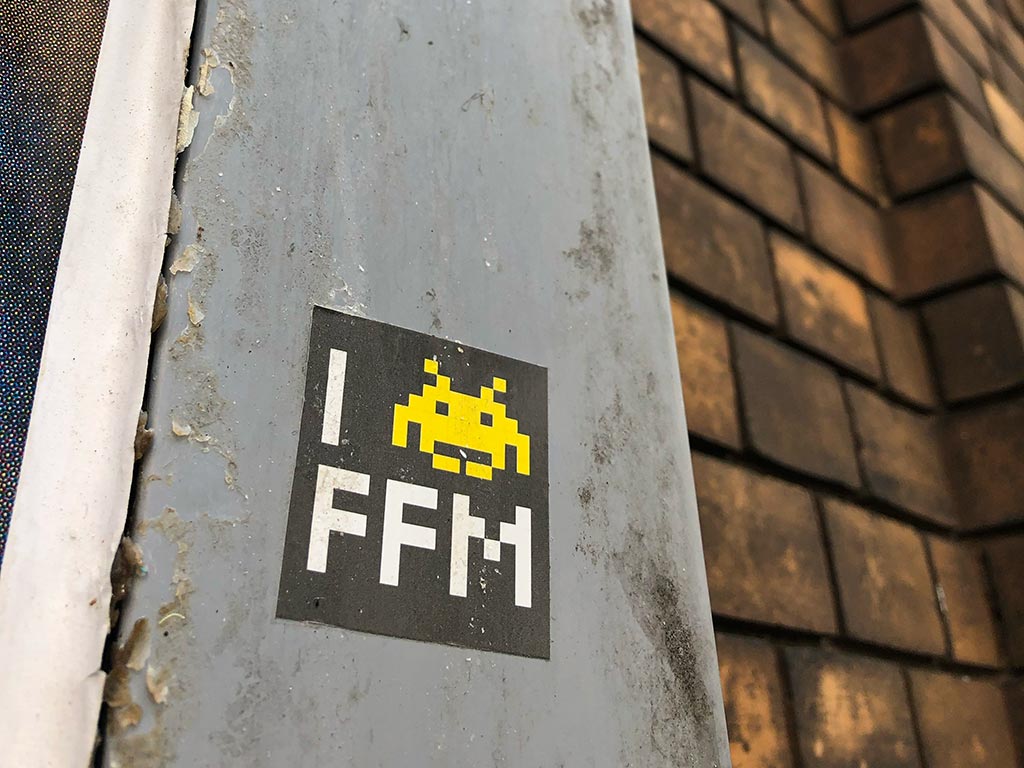 Sticker Art: I love FFM mit Space Invader statt Herz