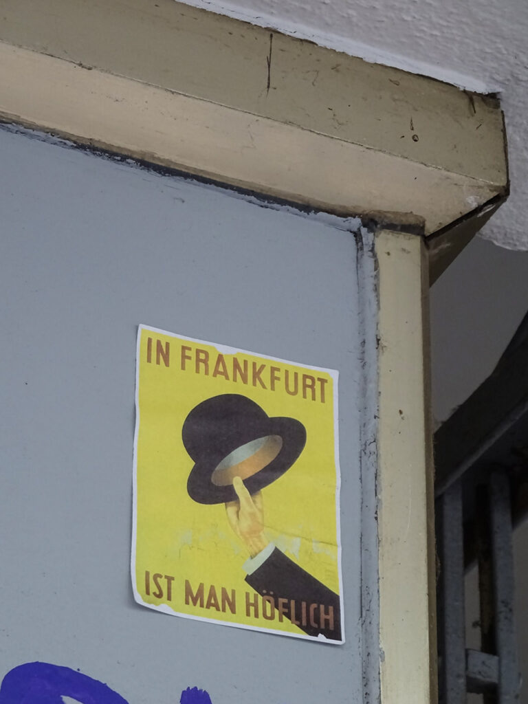 Sticker Art: In Frankfurt ist man höflich