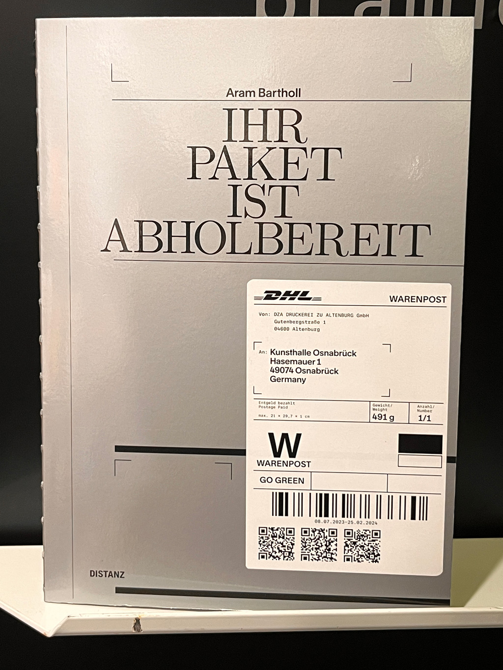 Stiftung Buchkunst auf der Frankfurter Buchmesse 2025 - Die schönsten Deutschen Bücher: Kunsthalle Osnabrück - Aram Bartholl. Ihr Paket ist abholbereit