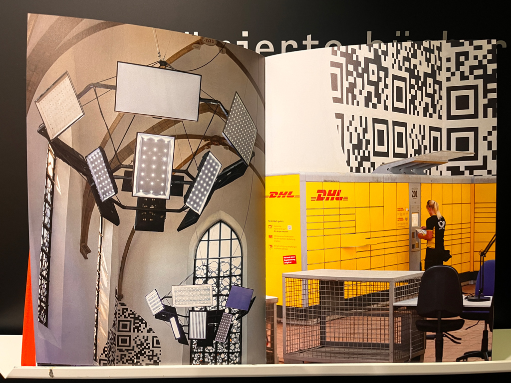 Stiftung Buchkunst auf der Frankfurter Buchmesse 2025 - Die schönsten Deutschen Bücher: Kunsthalle Osnabrück - Aram Bartholl. Ihr Paket ist abholbereit