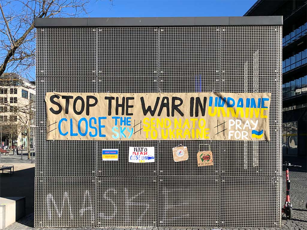Banner mit Aufschrift: Stop the war in Ukraine