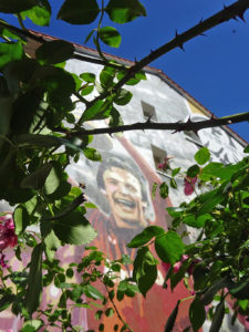 Streetart Frankfurt - Karl-Heinz-Körbel mit UEFA-Pokal