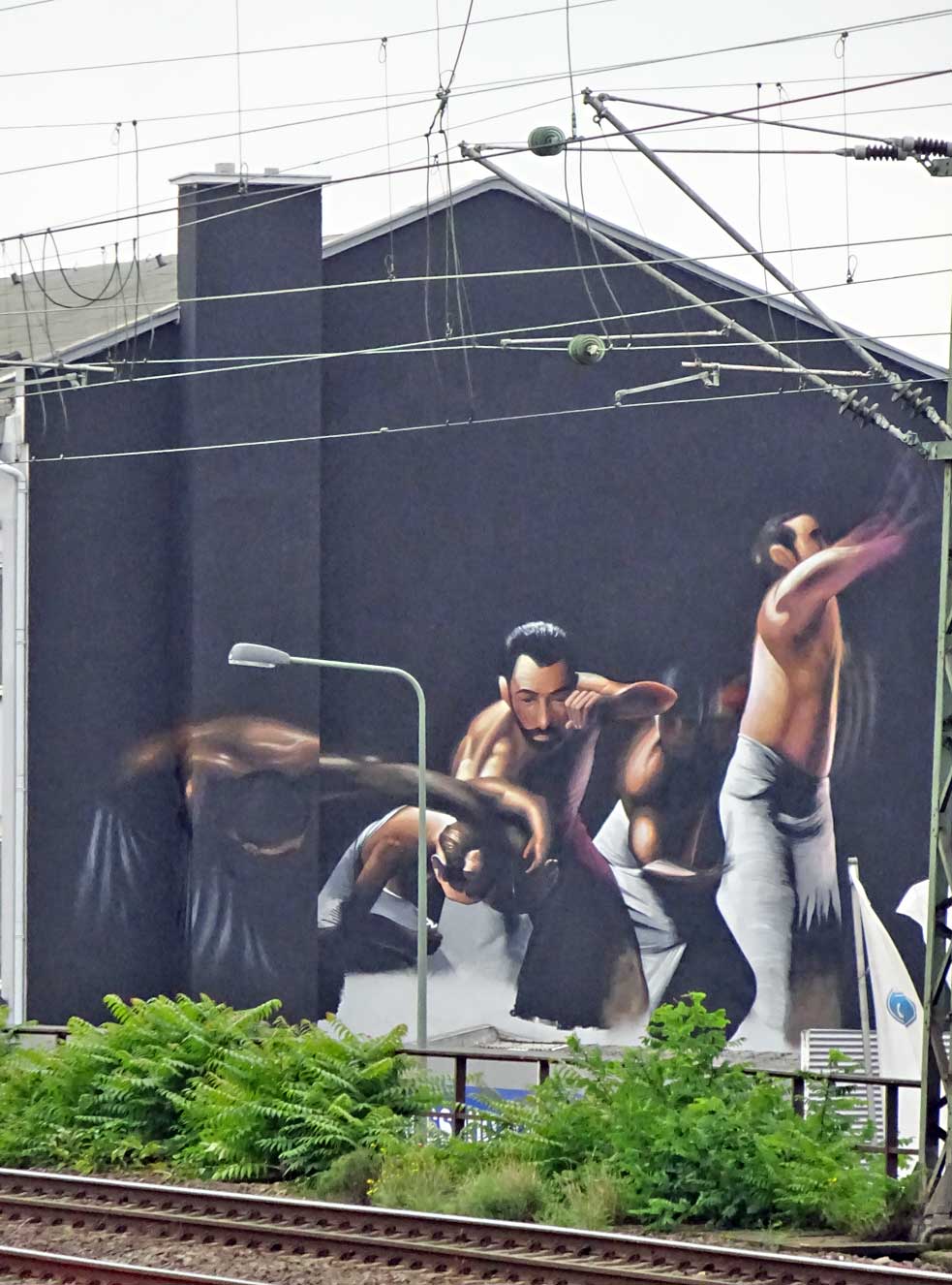 Streetart-Fotografie in Frankfurt - Schwarze Wand mit oberkörperfreie Männer