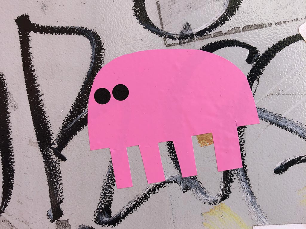 Streetart in Frankfurt mit Aufklebern von Sabine Rollnik
