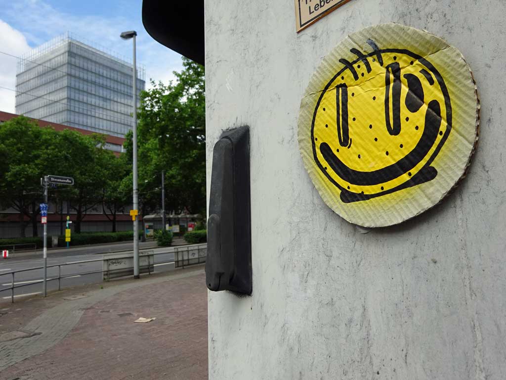 Smiley auf Pappe in Frankfurt