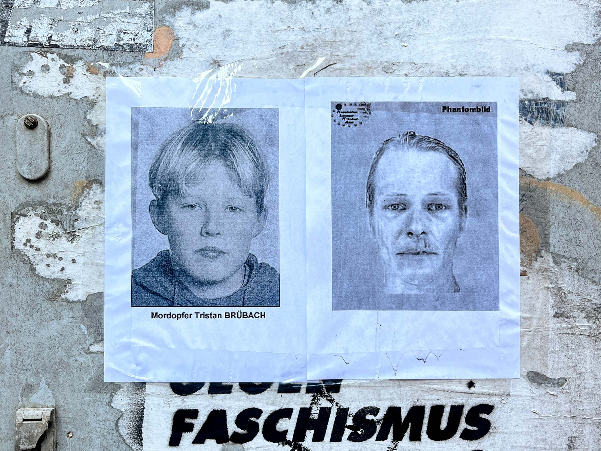 Suchzettel im öffentlichen Raum Frankfurts: Mordopfer Tristan und Phantombild