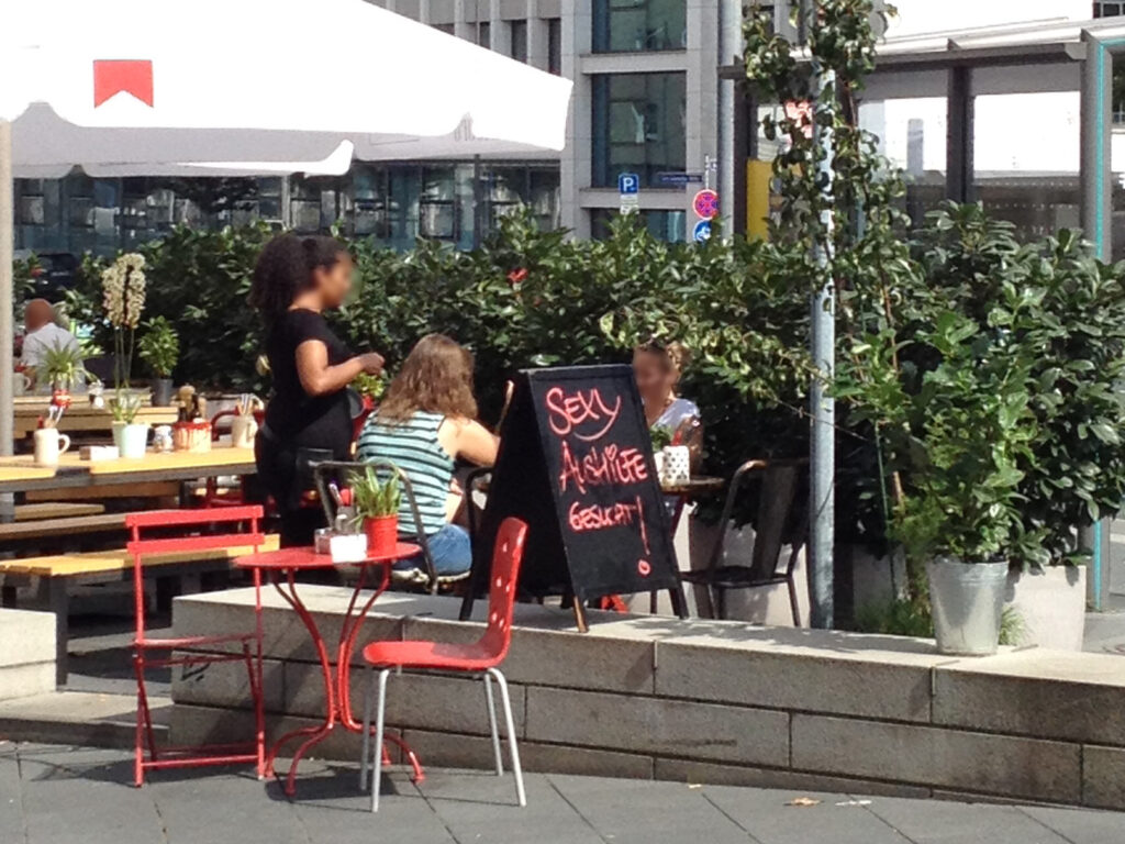 Suchzettel im öffentlichen Raum Frankfurts: Sexy Aushilfe gesucht!