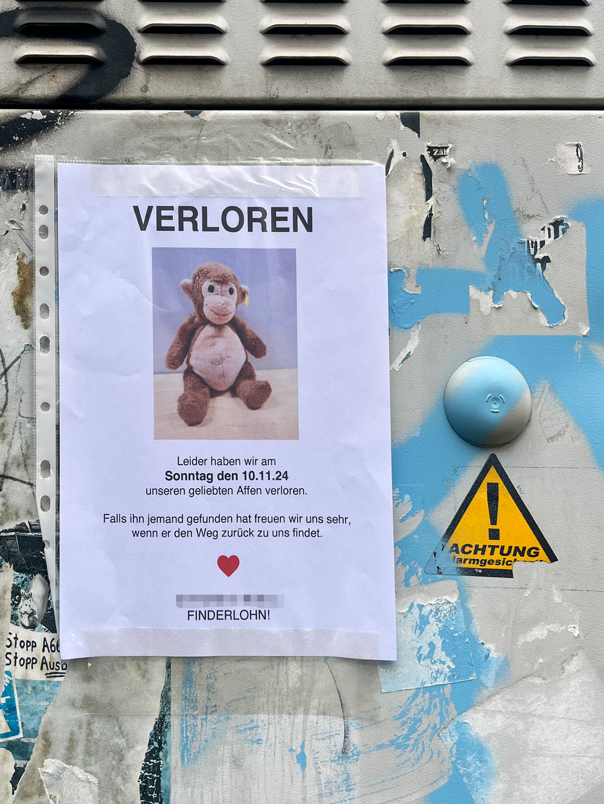 Suchzettel im öffentlichen Raum Frankfurts: Affe (Stofftier)