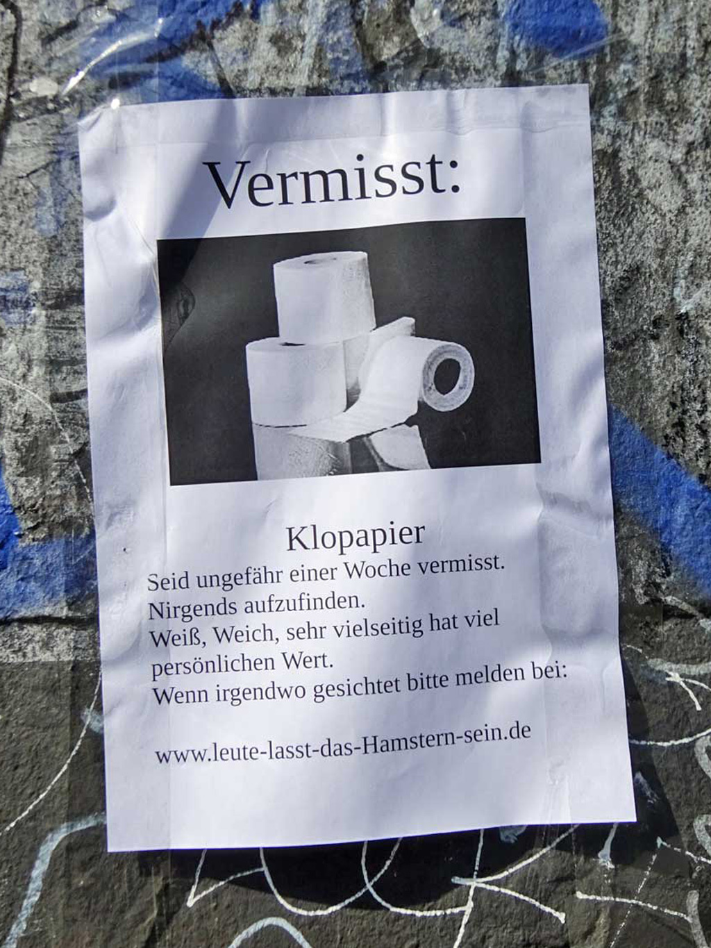 Suchzettel im öffentlichen Raum Frankfurts: Vermisst – Klopapier