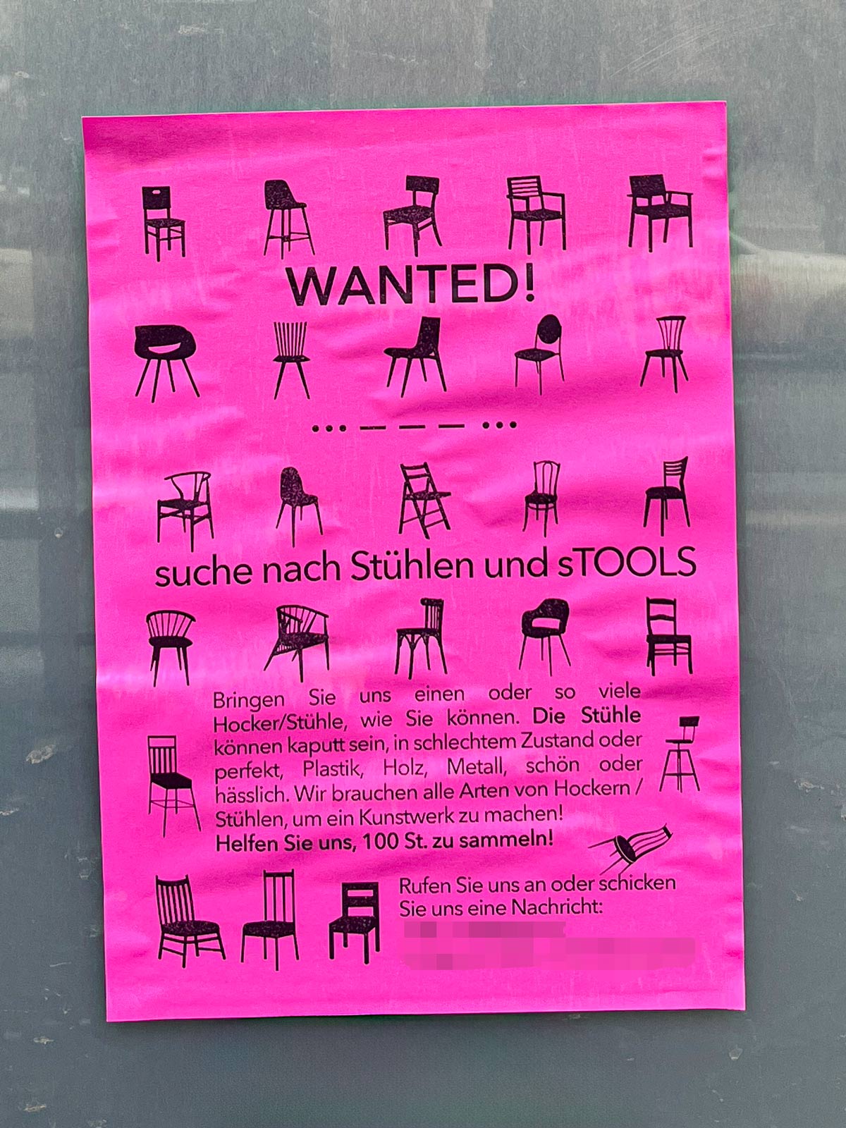Suchzettel im öffentlichen Raum Frankfurts: Wanted! Stühle
