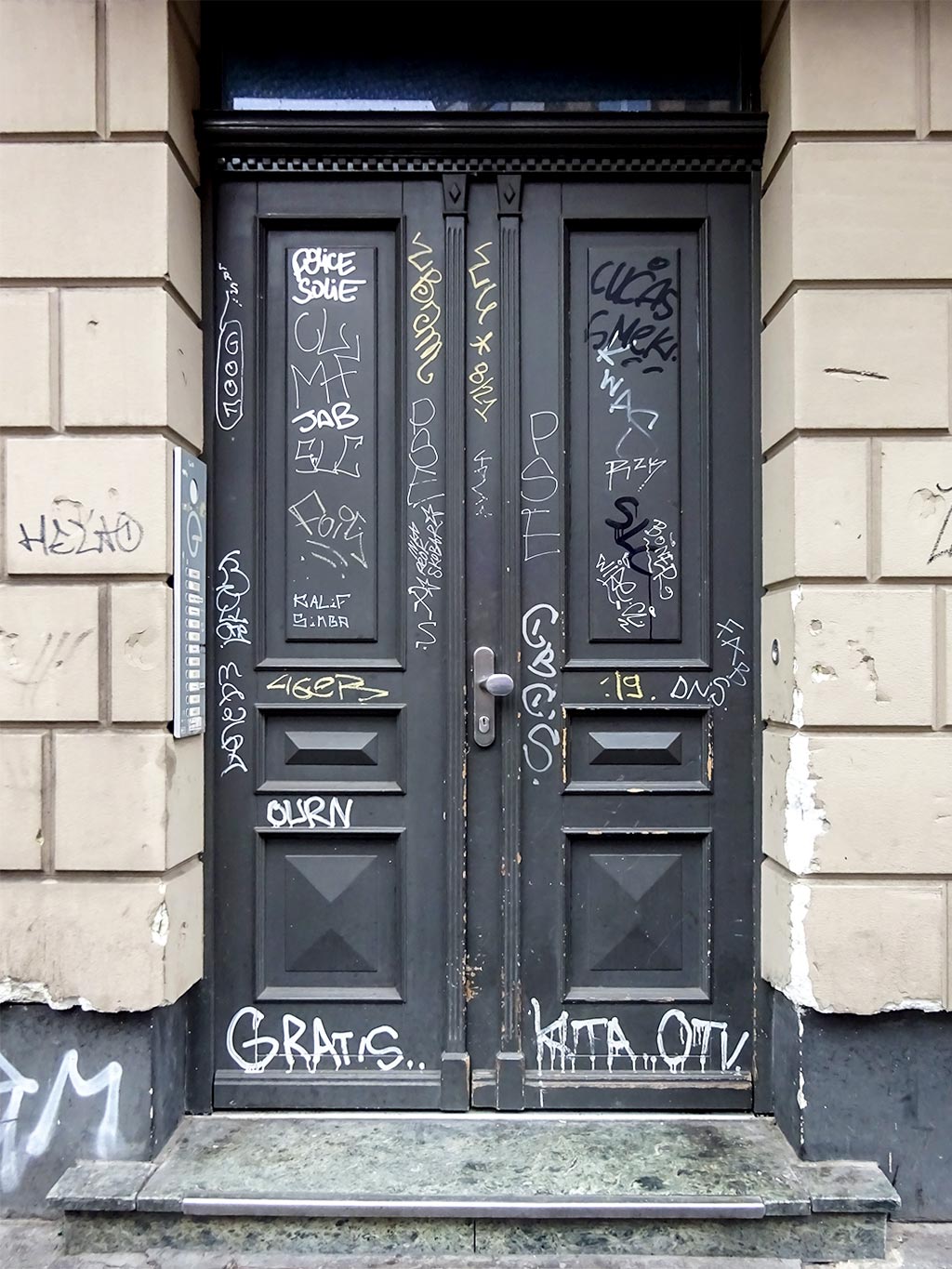 Tags auf Türen im Bahnhofsviertel