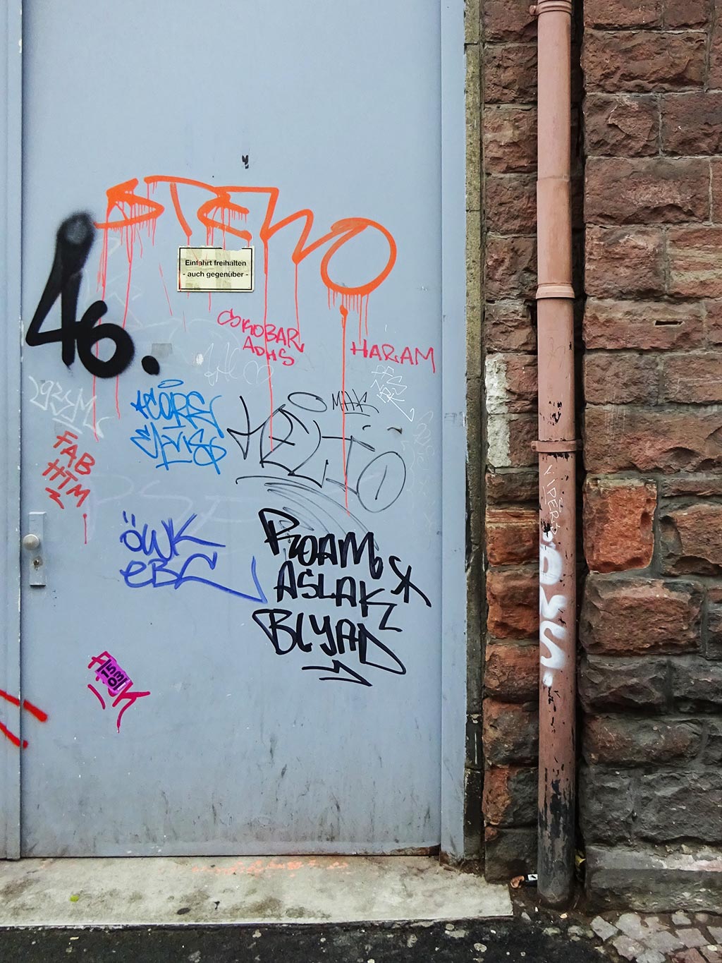 Tags auf Türen im Bahnhofsviertel