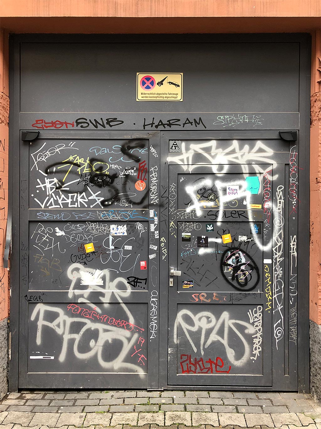 Tags auf Türen im Bahnhofsviertel
