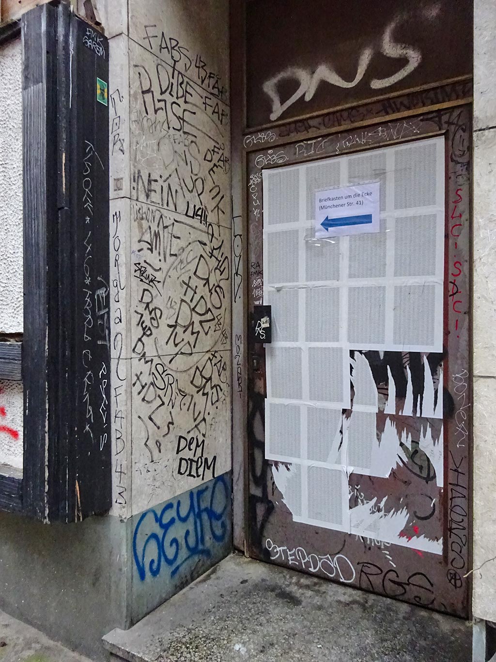 Tags auf Türen im Bahnhofsviertel