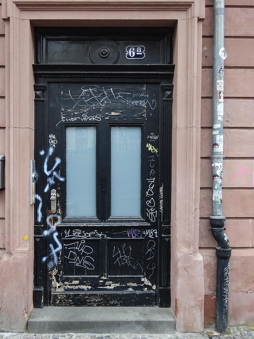 Tags auf Türen im Bahnhofsviertel