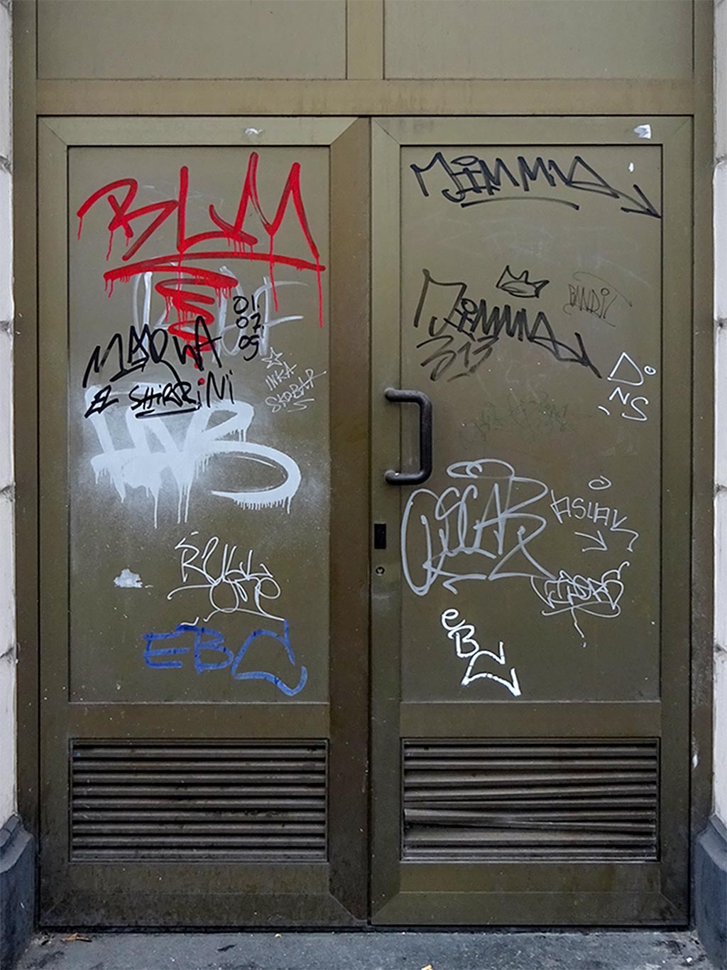 Tags auf Türen im Bahnhofsviertel