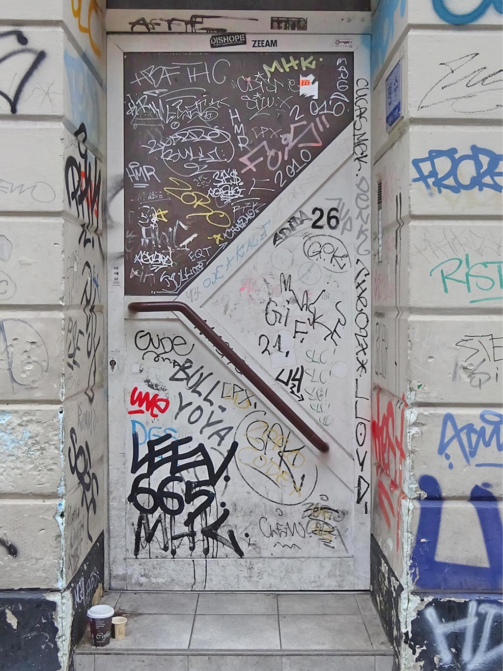 Tags auf Türen im Bahnhofsviertel