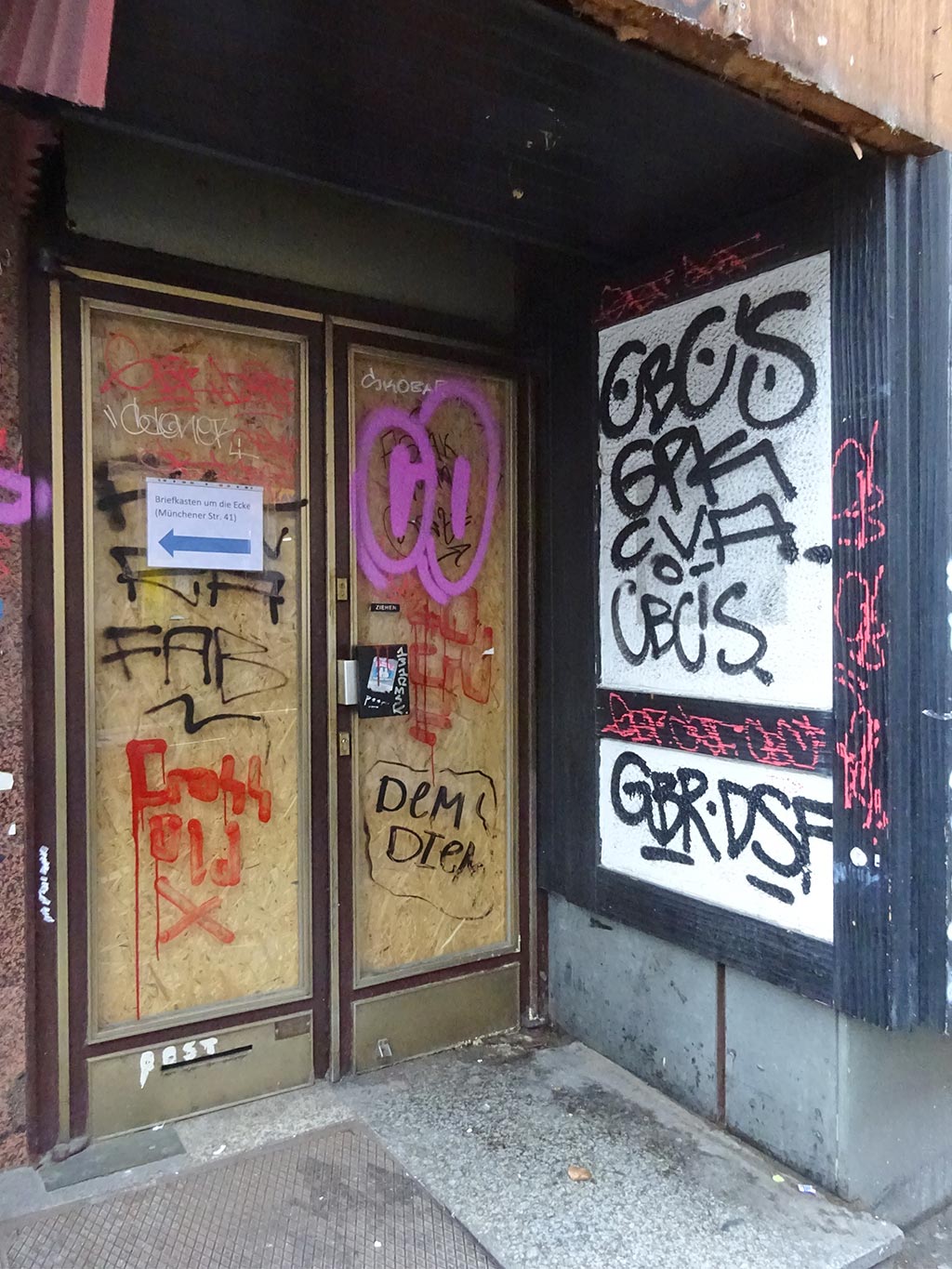 Tags auf Türen im Bahnhofsviertel