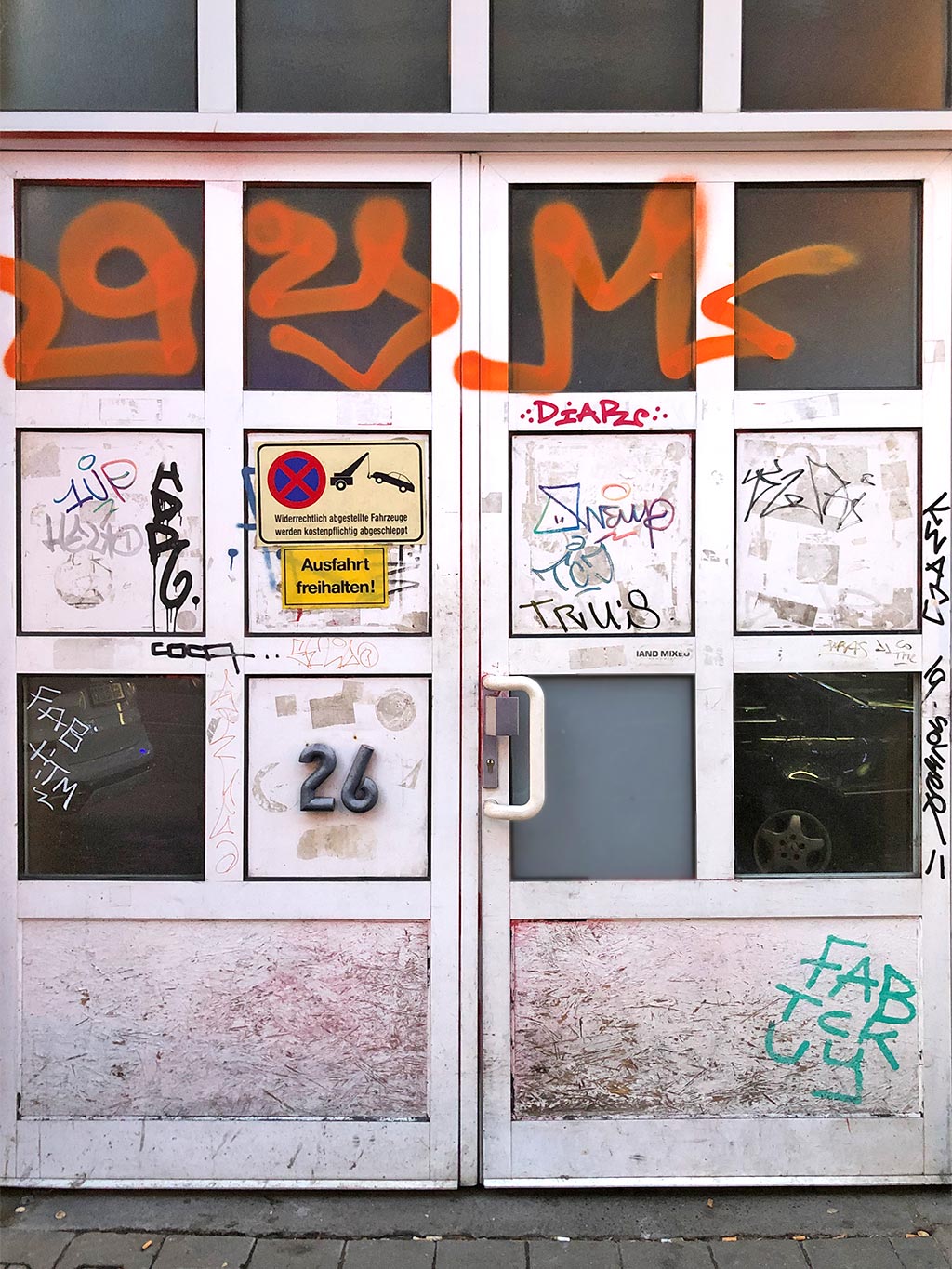 Tags auf Türen im Bahnhofsviertel