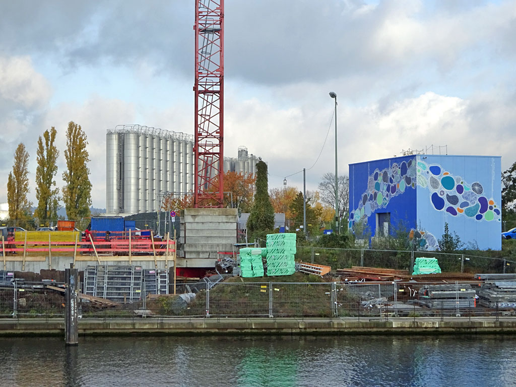 Thekra Jaziri - Fassadenkunst an der Grundwassersanierungsanlage am Hafen Offenbach